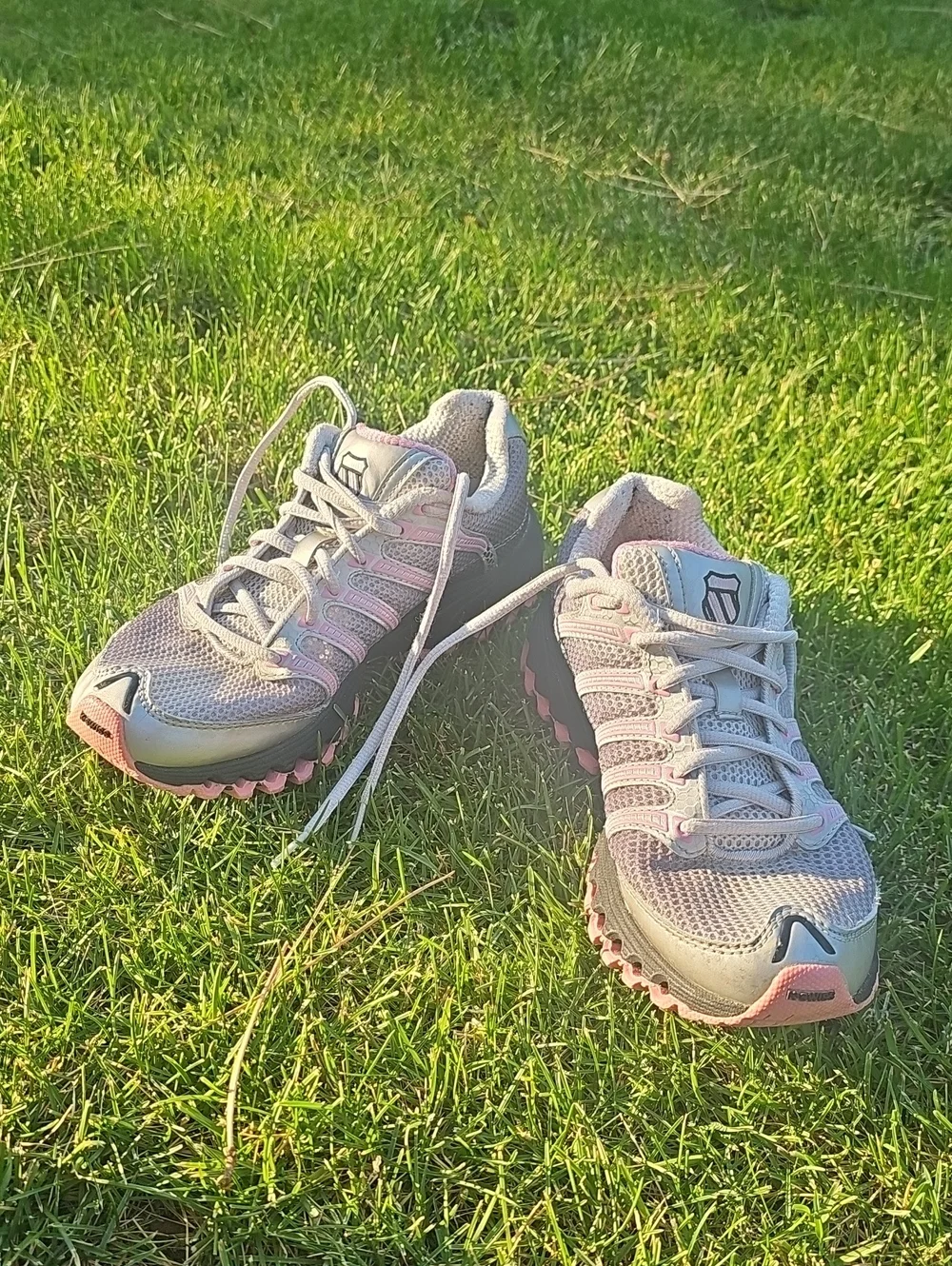 K-Swiss Women's Gray & Pink Athletic Running Tube Sneakers Walking Kayswiss B36